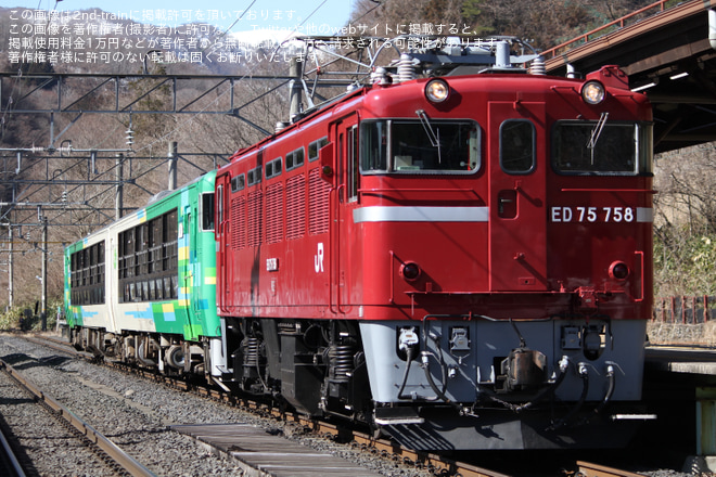 【JR東】快速「風っこ仙山線ストーブ号」を臨時運行を作並駅で撮影した写真