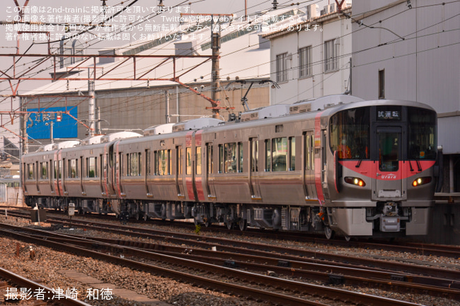 【JR西】227系「Urara」R4/R5編成近畿車輛出場を徳庵駅で撮影した写真