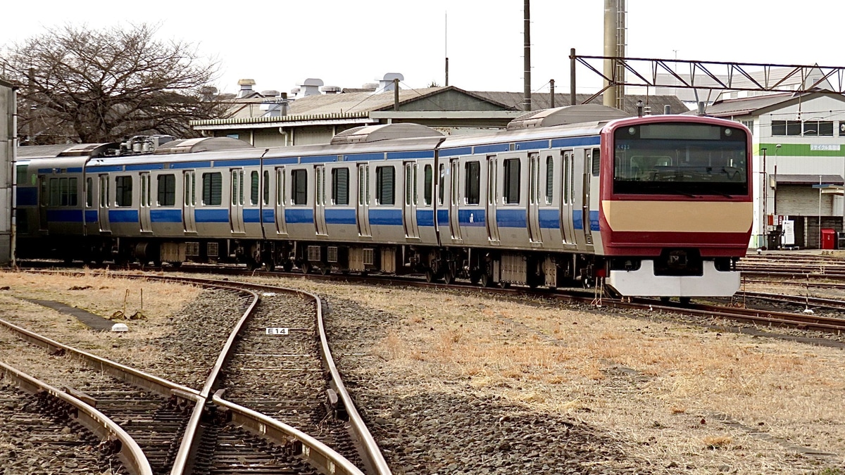 JR東】E531系K423編成が、編成前面部分だけ赤電ラッピングの姿に