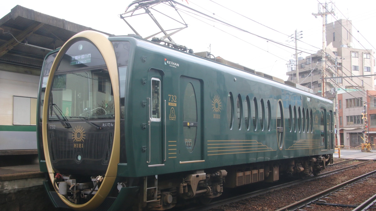 叡電】観光列車「ひえい」に「運行5周年記念ロゴマーク」を取り付け