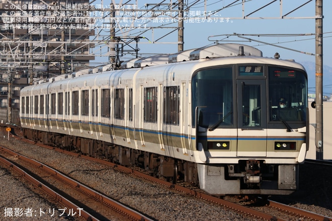 【JR西】221系F04編成が営業運転開始を堅田駅で撮影した写真