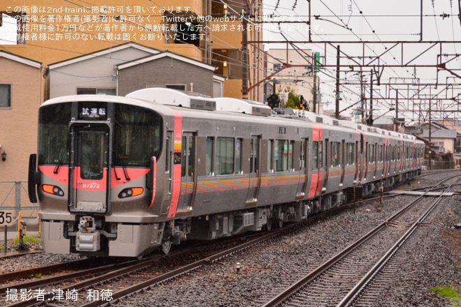 【JR西】227系R8編成+R7編成+R6編成が近畿車輛出場を徳庵駅で撮影した写真