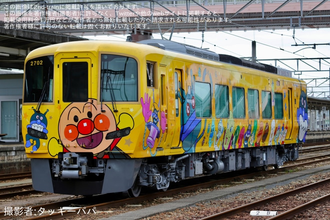 【JR四】きいろいアンパンマン列車2700系2702号車が多度津工場出場を多度津駅で撮影した写真
