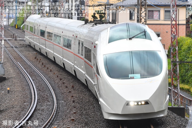 【小田急】50000形 50001Fを使用した特別団体専用列車を鶴巻温泉駅で撮影した写真