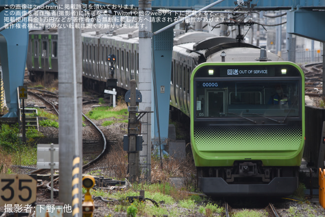 【JR東】E235系トウ05編成 東京総合車両センター入場(202303)を大崎駅で撮影した写真
