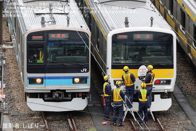 【JR東】E231系500番台ミツA525編成 鉄道開業150周年HM取り外し作業を実施を三鷹車両センター付近で撮影した写真