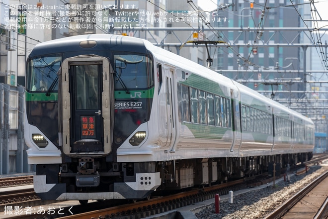 【JR東】臨時特急「草津・四万」が東京駅始発着で運転を御徒町駅で撮影した写真