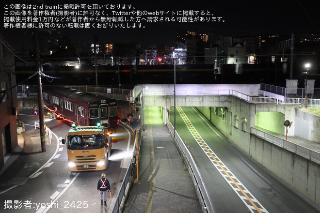 【阪急】3300系3305Fが正雀工場から廃車・解体のため陸送を不明で撮影した写真