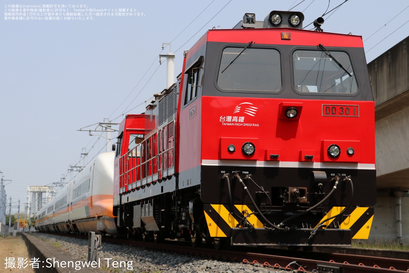【台湾高鐵】DD30-1牽引で700T型TR15編成が回送の拡大写真