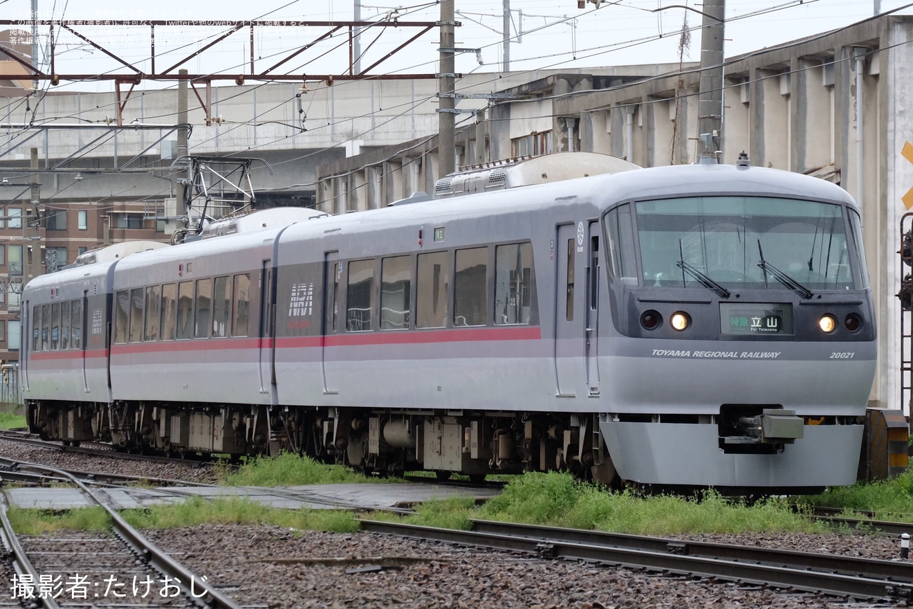 【地鉄】ダイヤ改正に合わせて特急列車の運行が再開の拡大写真