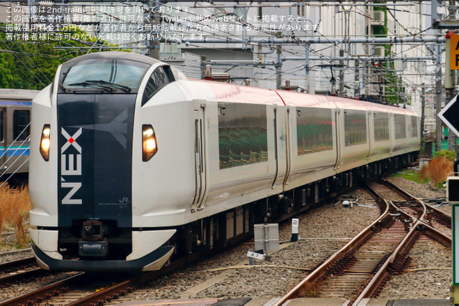 【JR東】E259系Ne001編成 大宮総合車両センター入場回送を新宿駅で撮影した写真