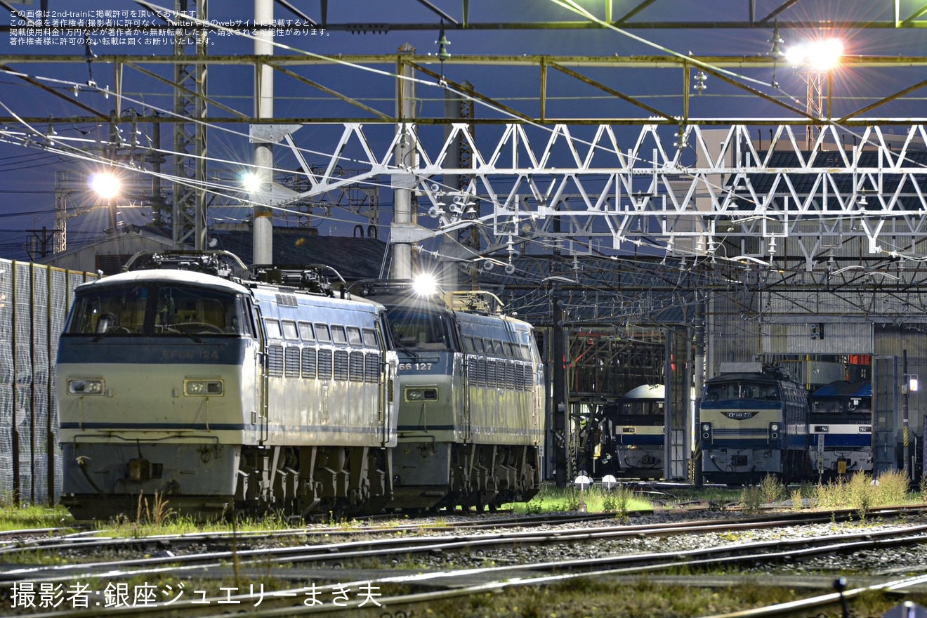 【JR貨】EF66-27が廃車解体待ちの列から移動の拡大写真