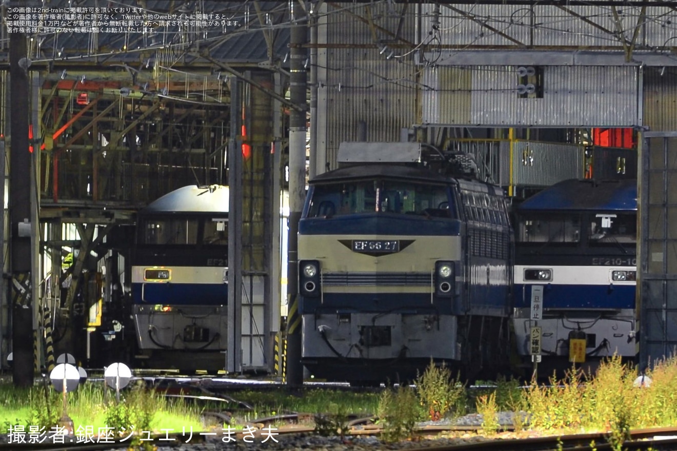 【JR貨】EF66-27が廃車解体待ちの列から移動の拡大写真