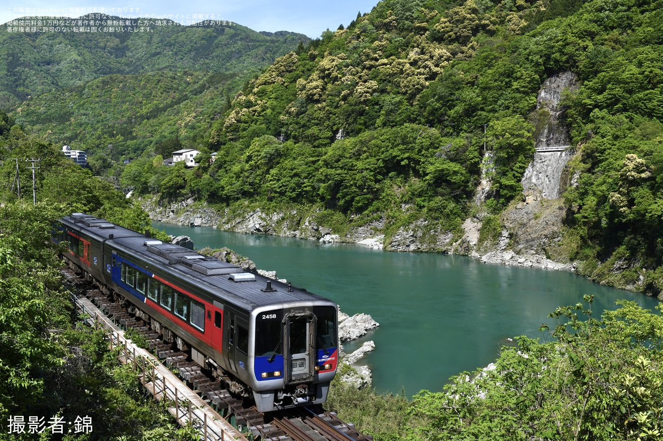 【JR四】N2000系2両(2458+2426)高知運転所へ回送の拡大写真