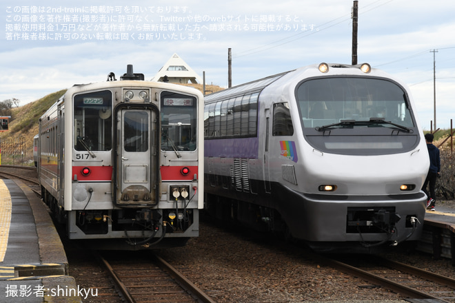 【JR北】「ノースレインボーエクスプレス」の団臨が釧網本線で運転を浜小清水駅で撮影した写真