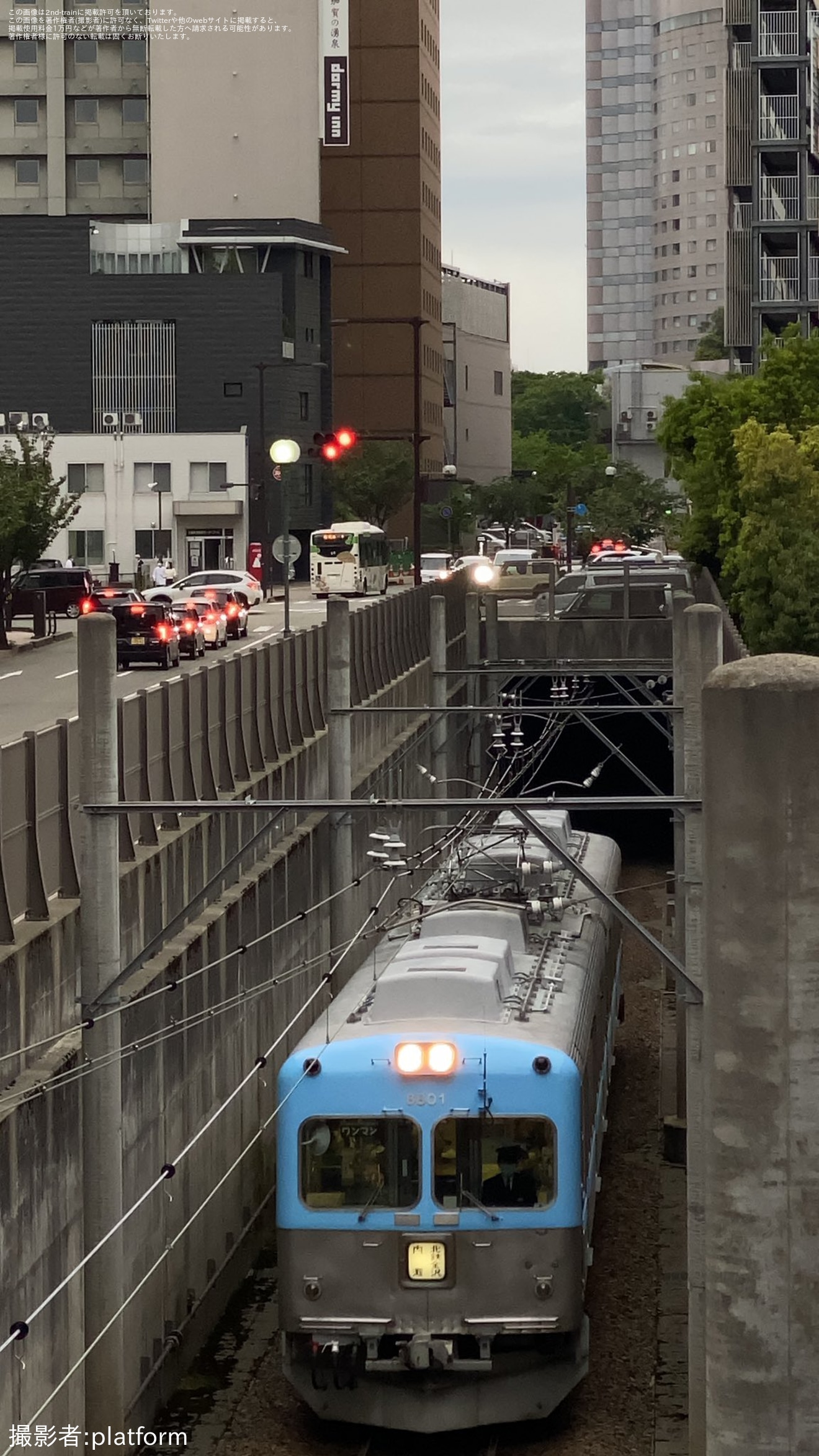 【北鉄】京王電鉄井の頭線カラーに復刻した浅野川線8801編成が営業運転開始の拡大写真