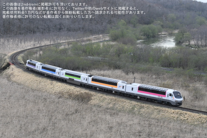 【JR北】「ノースレインボーエクスプレス」の団臨が釧網本線で運転を釧路湿原～細岡間で撮影した写真