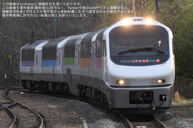 【JR北】「ノースレインボーエクスプレス」の団臨が釧網本線で運転を川湯温泉駅で撮影した写真