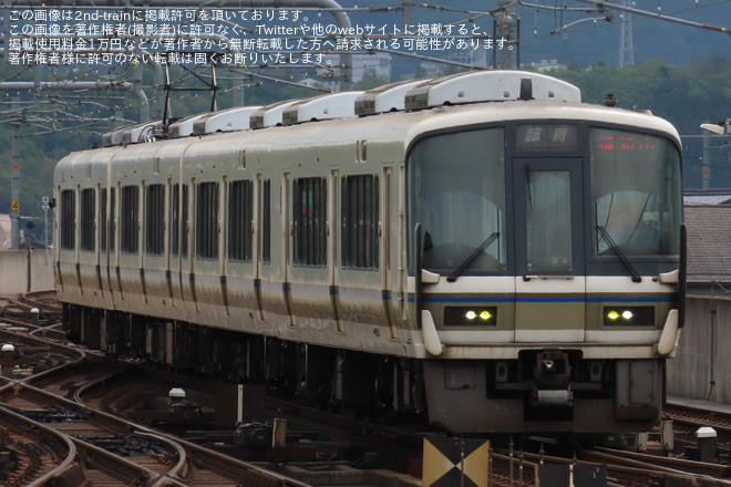 【JR西】221系が園部〜福知山間の臨時普通列車に充当を福知山駅で撮影した写真
