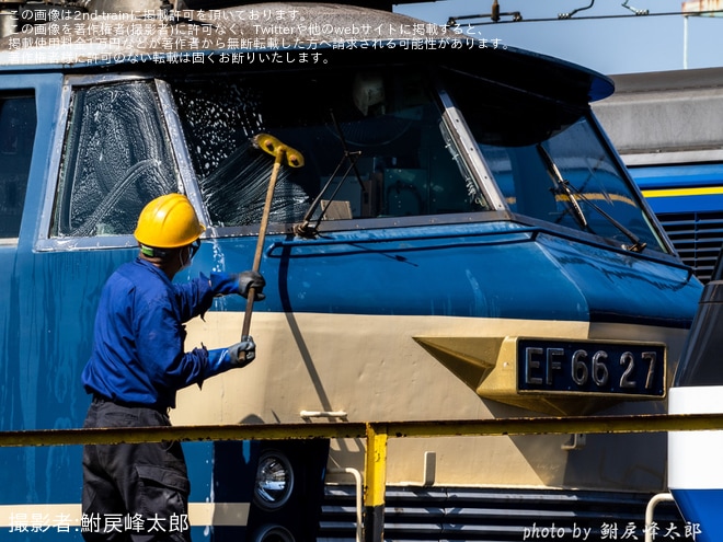 【JR貨】EF66-27が洗車作業中を吹田機関区付近で撮影した写真