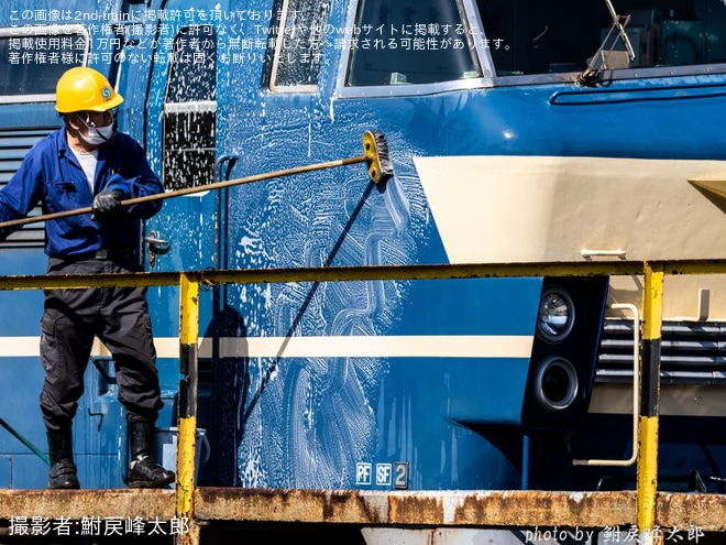 【JR貨】EF66-27が洗車作業中を吹田機関区付近で撮影した写真