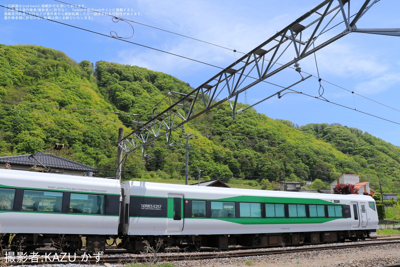 【JR東】E257系5000番台OM-92編成が長野から回送の拡大写真