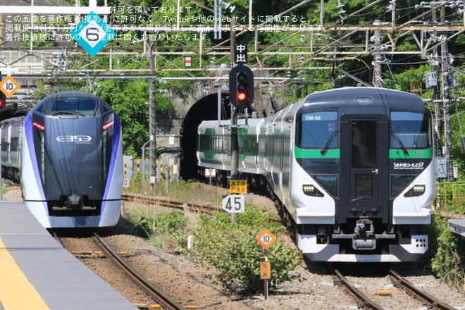 【JR東】E257系5000番台OM-92編成長野へを四方津駅で撮影した写真