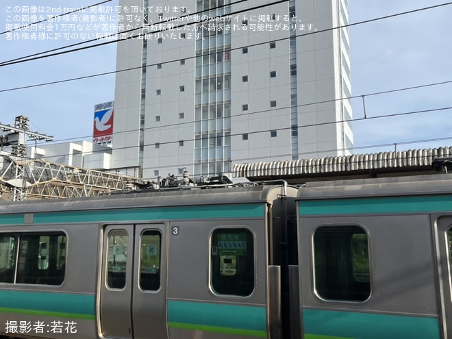【JR東】E231系マト101編成がマト125編成による救援を不明で撮影した写真