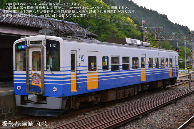 【えちぜん】三国祭ヘッドマークを取り付けを勝山駅で撮影した写真
