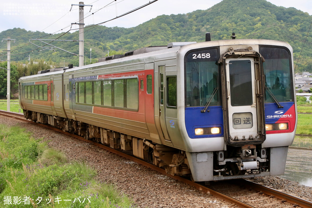 【JR四】N2000系気動車2両(2458+ 2426)が返却回送の拡大写真