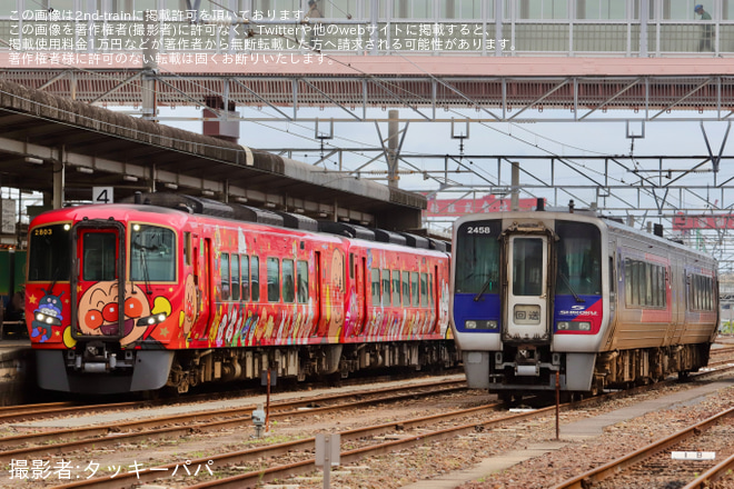 【JR四】N2000系気動車2両(2458+ 2426)が返却回送を多度津駅で撮影した写真