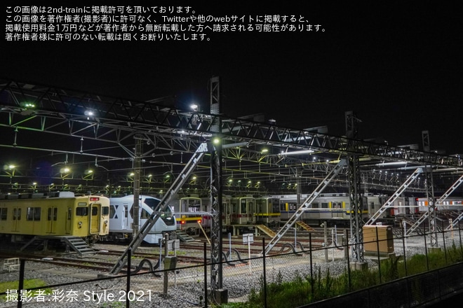 【東武】8000系8111FとスペーシアXが横並びにを南栗橋車両管理区付近で撮影した写真