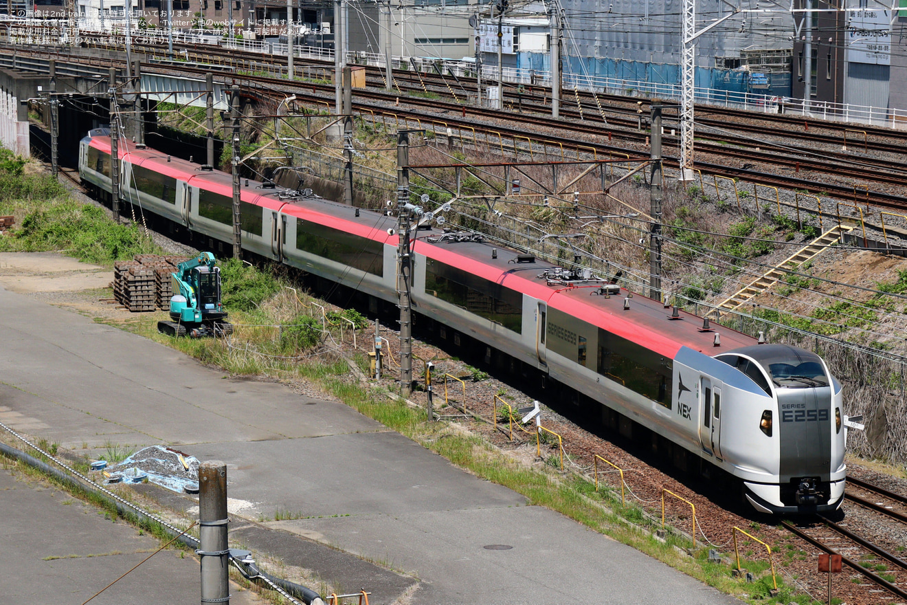 【JR東】新塗装となったE259系Ne005編成大宮総合車両センター出場回送の拡大写真