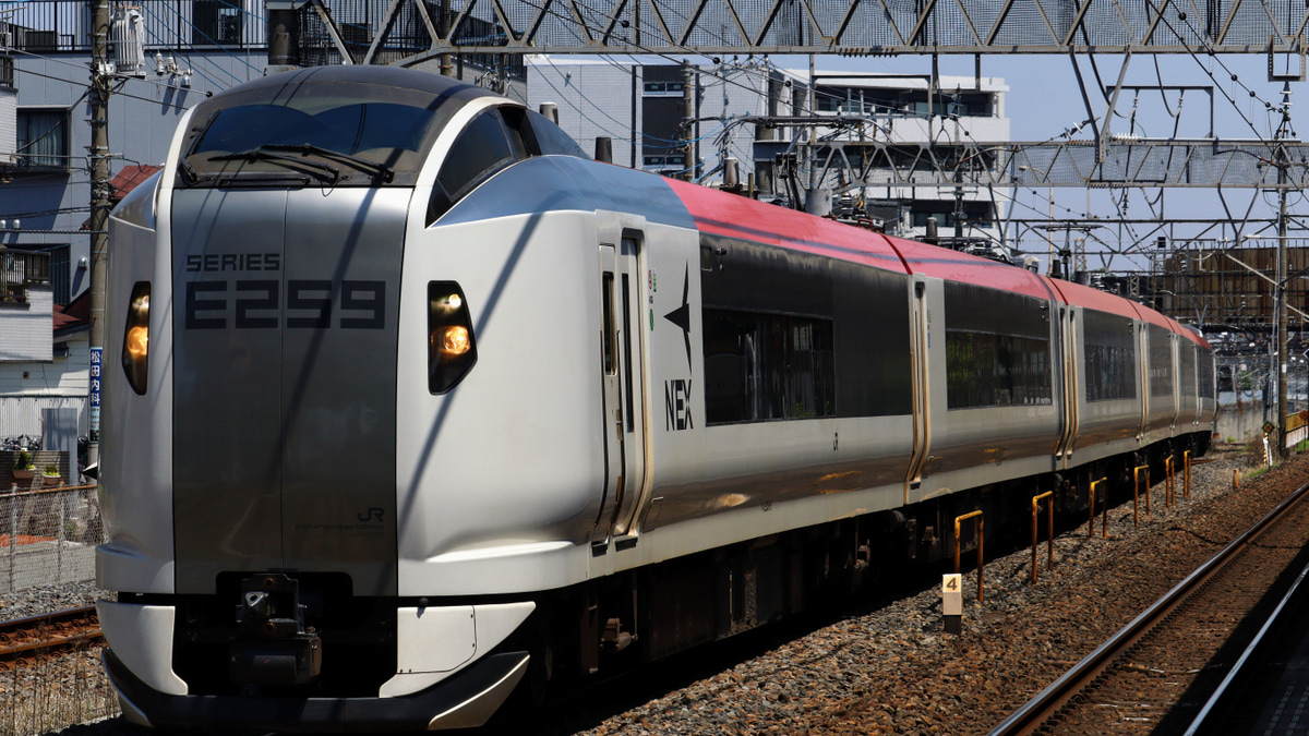 JR東】新塗装となったE259系Ne005編成大宮総合車両センター出場回送