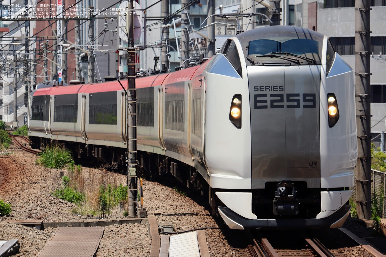 【JR東】新塗装となったE259系Ne005編成大宮総合車両センター出場回送の拡大写真