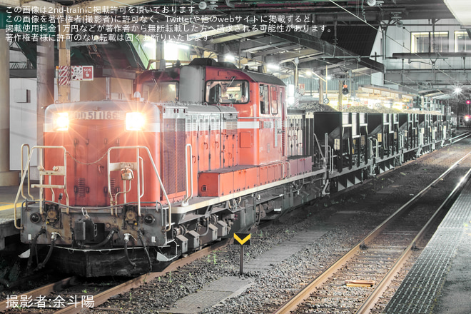 【JR西】DD51-1186牽引の根雨転回砕石工臨を米子駅で撮影した写真