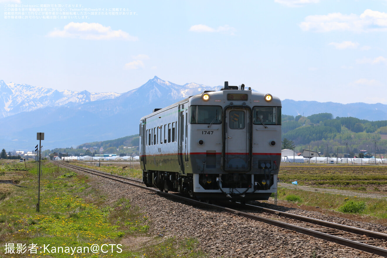 【JR北】キハ40-1747(宗谷線急行色)による団臨「循環快速ふらの号」運転の拡大写真