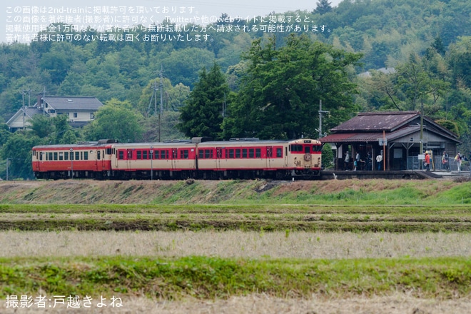 【JR西】因美線全線開業90周年ヘッドマーク掲出「みまさかスローライフ列車」を臨時運行を美作滝尾駅付近で撮影した写真