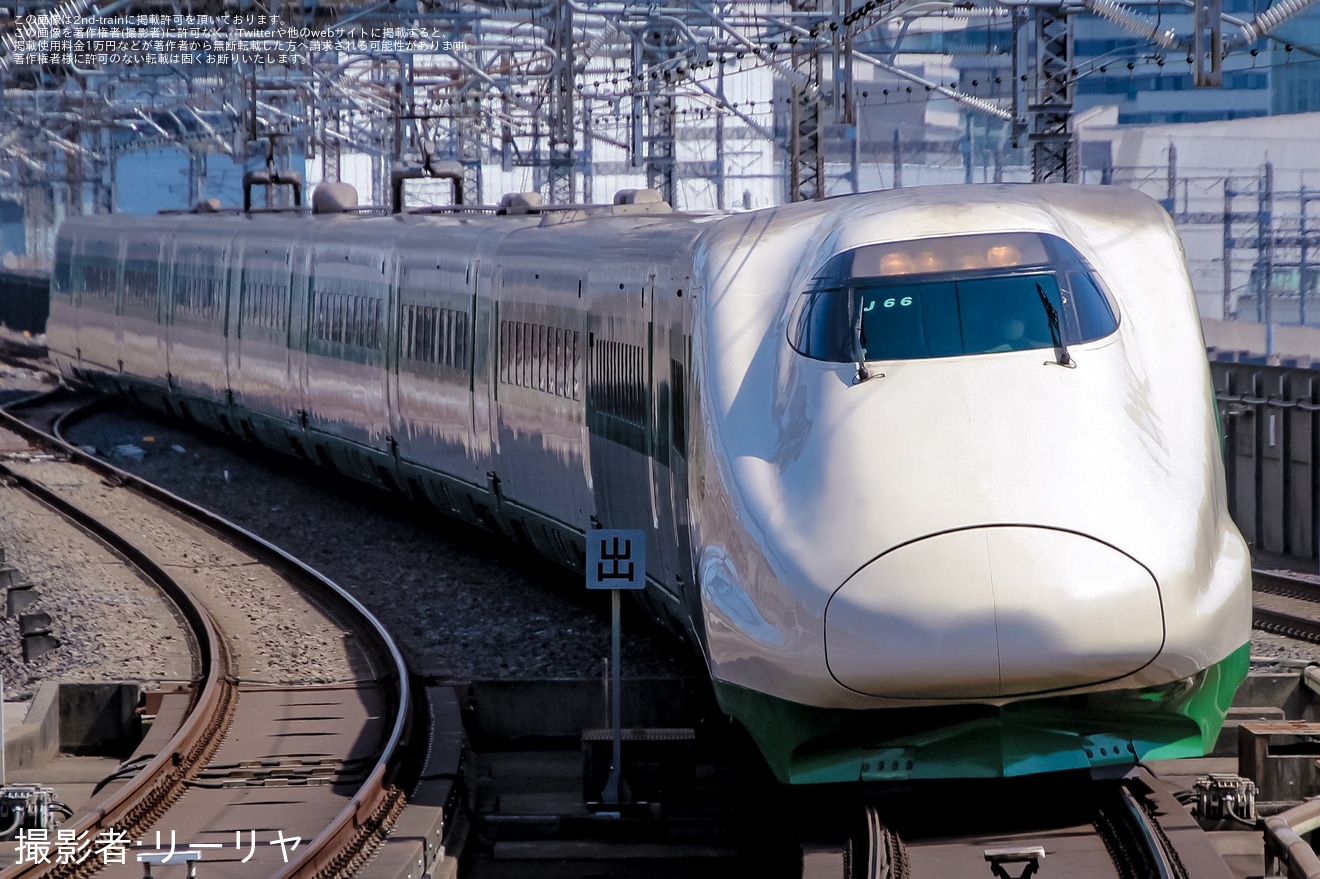 【JR東】E2系J66編成(200系カラー)が定期運用のない上越新幹線を走行の拡大写真