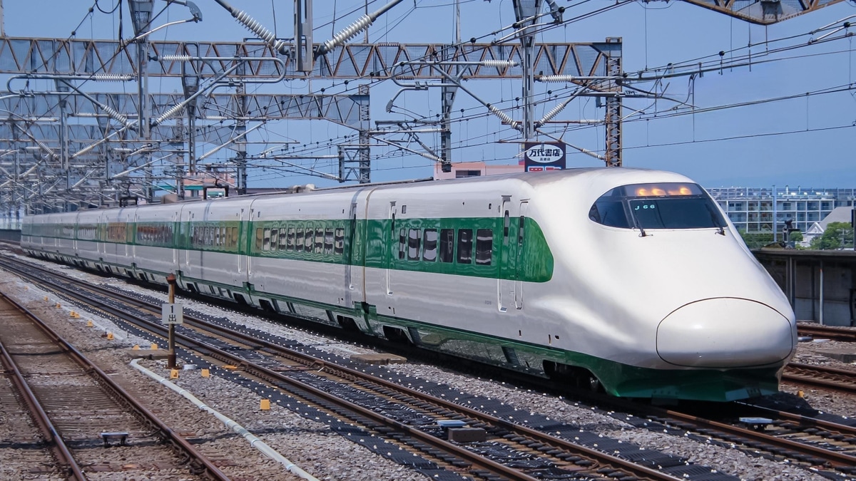 JR東】E2系J66編成(200系カラー)が定期運用のない上越新幹線を走行
