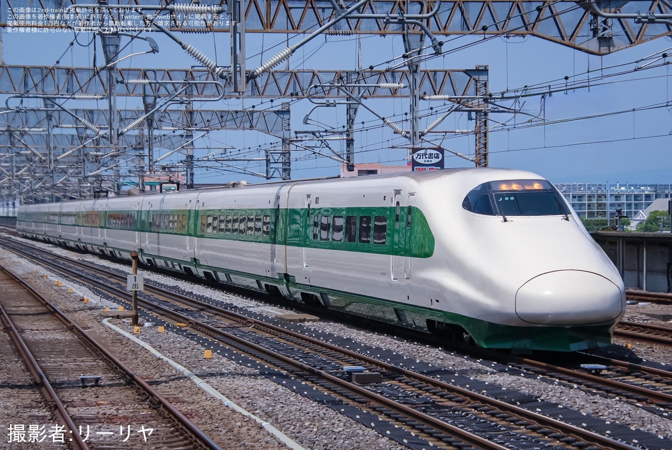 【JR東】E2系J66編成(200系カラー)が定期運用のない上越新幹線を走行の拡大写真