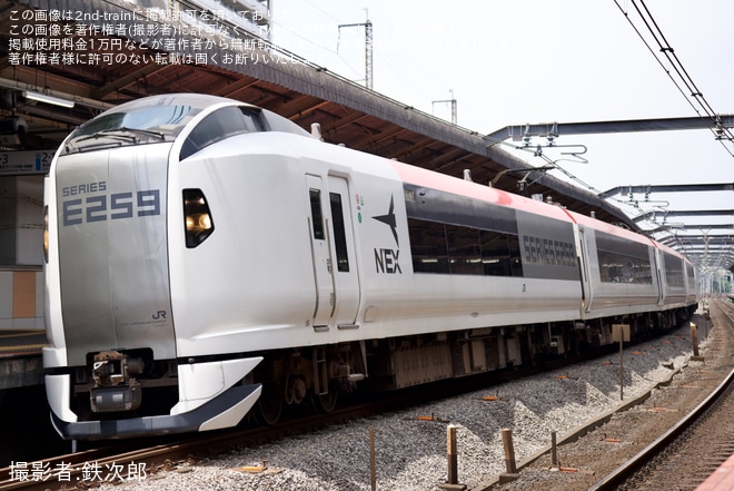 【JR東】E259系クラNe001編成[新塗装]大宮総合車両センター出場回送を赤羽駅で撮影した写真