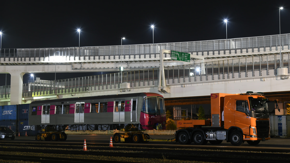 都営】12-600形12-841編成の都庁前方2両(12-841号車・12-842号車