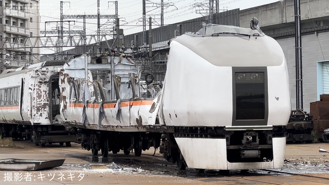 【JR東】651系1000番台OM203編成の7号車クハ651-1003が解体の拡大写真