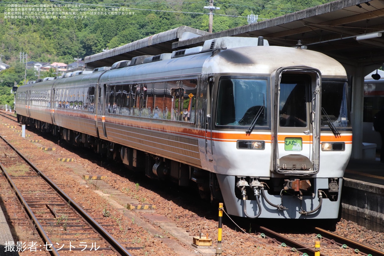 【JR海】紀伊長島駅にてキハ85系とHC85系D103+D106編成の展示が実施の拡大写真