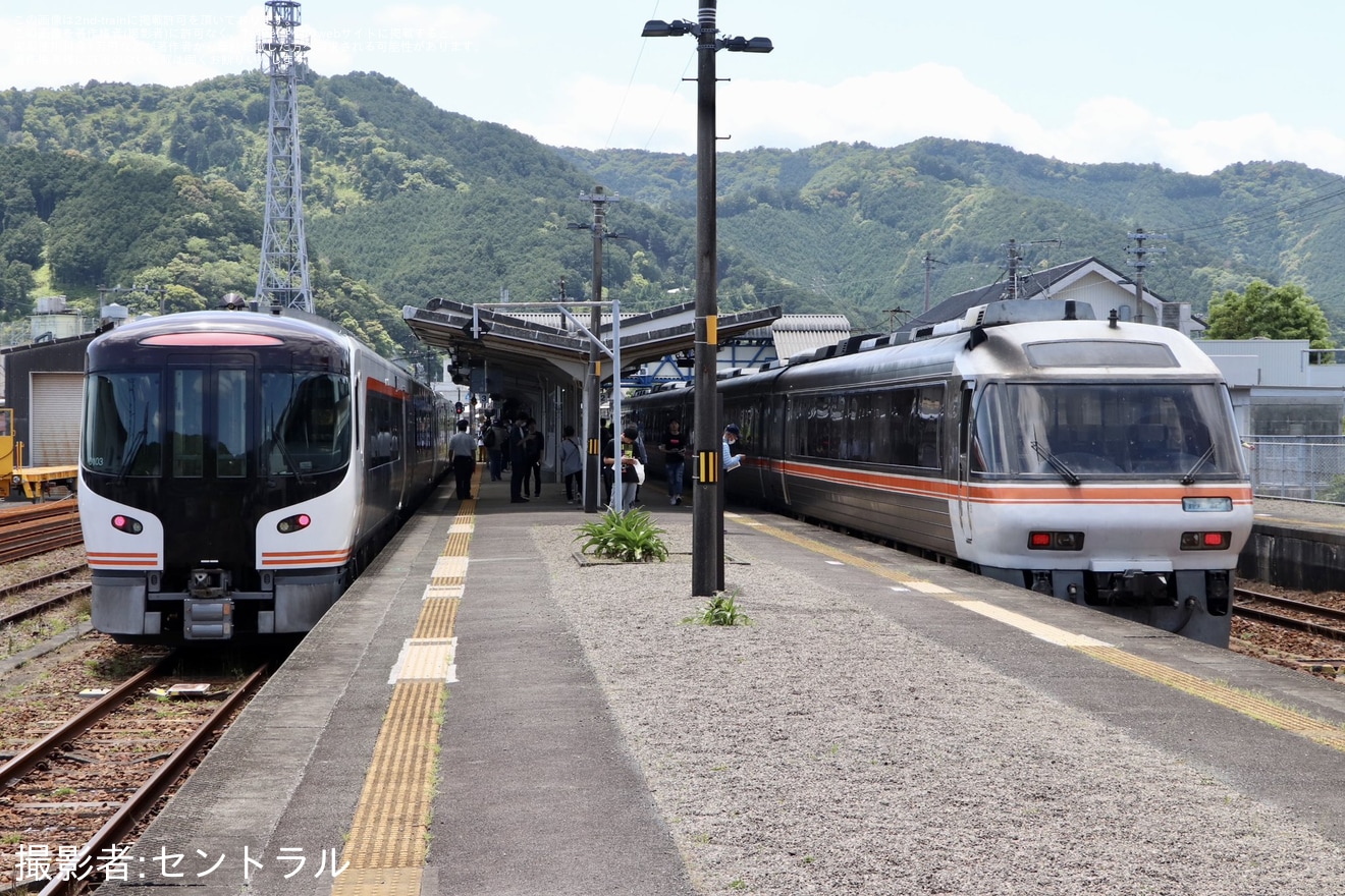 【JR海】紀伊長島駅にてキハ85系とHC85系D103+D106編成の展示が実施の拡大写真