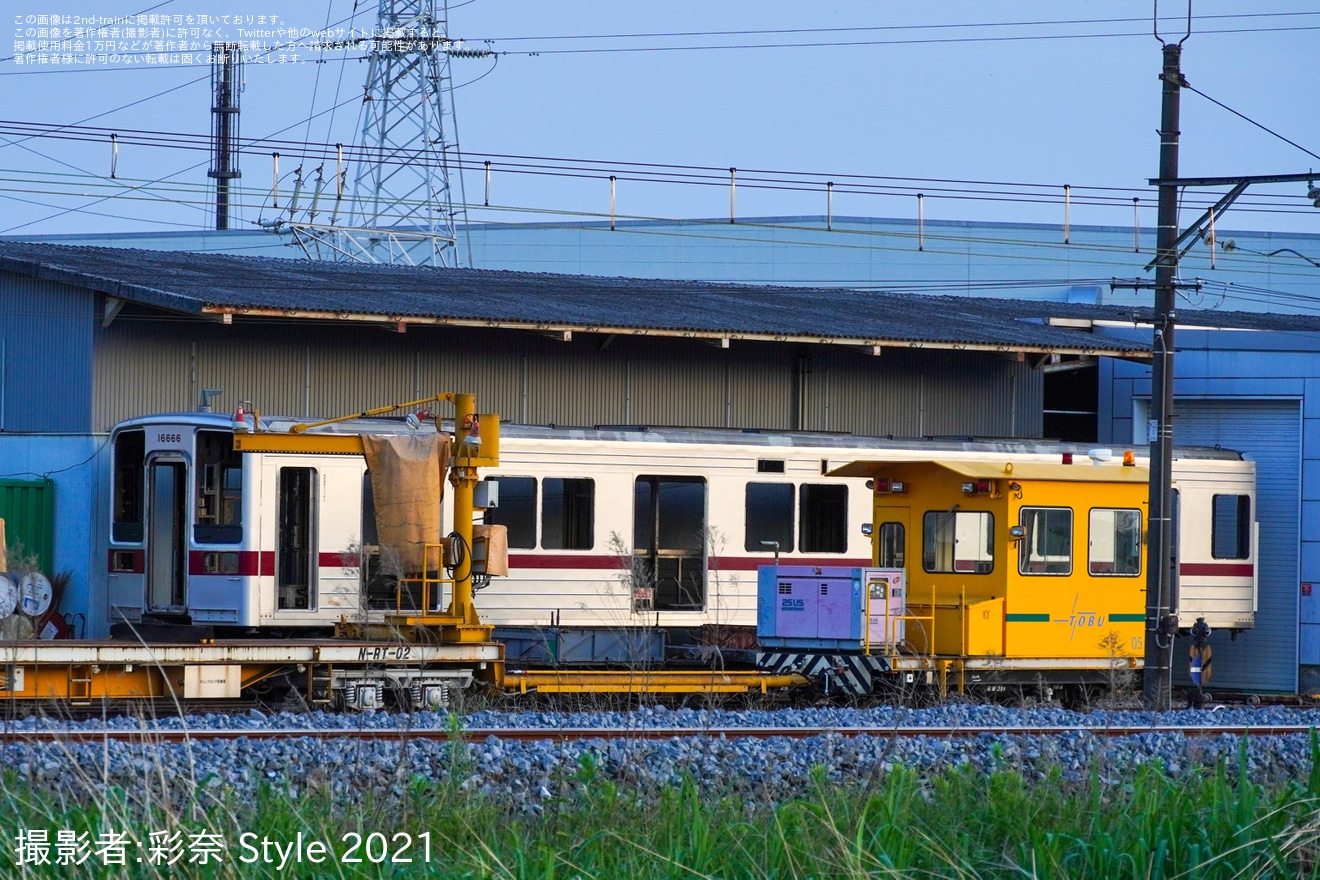 【東武】10000系11606Fのクハ16606のヘッドライトが外されるの拡大写真