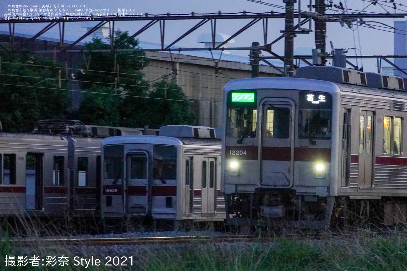 【東武】10000系11606Fのクハ16606のヘッドライトが外されるの拡大写真