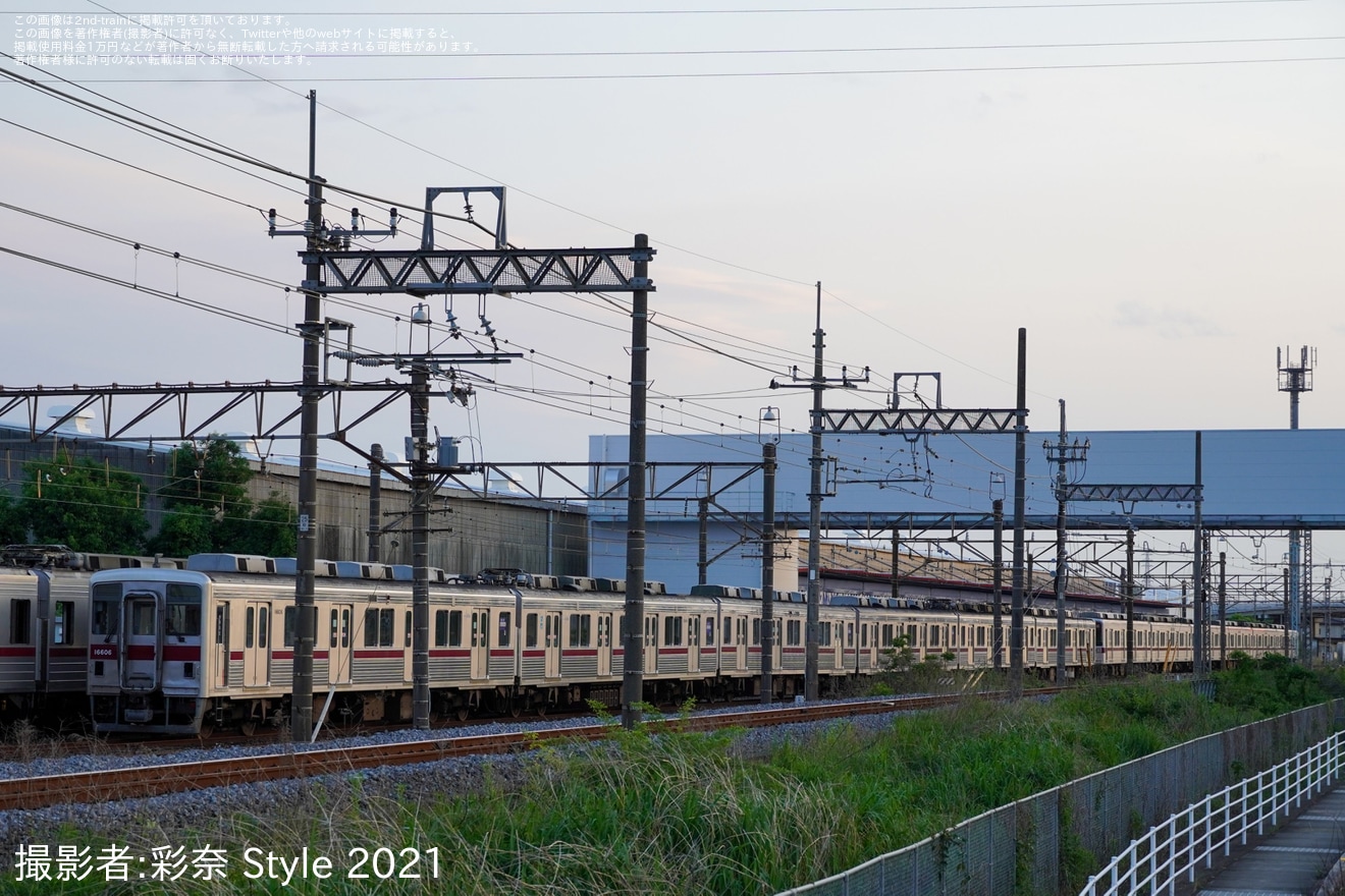 【東武】10000系11606Fのクハ16606のヘッドライトが外されるの拡大写真