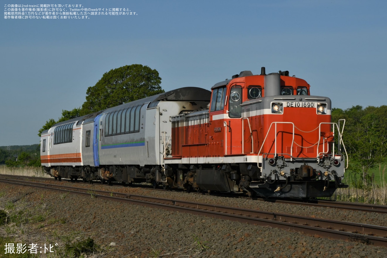 【JR北】キハ183系グリーン車(新特急色キロ182-504を含む)が廃車回送の拡大写真